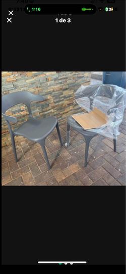 Set of 2 plastic chairs