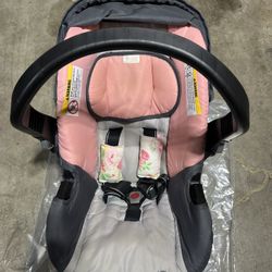 Girl infant car seat almost new (in Des Moines) Manuf 4/2023
