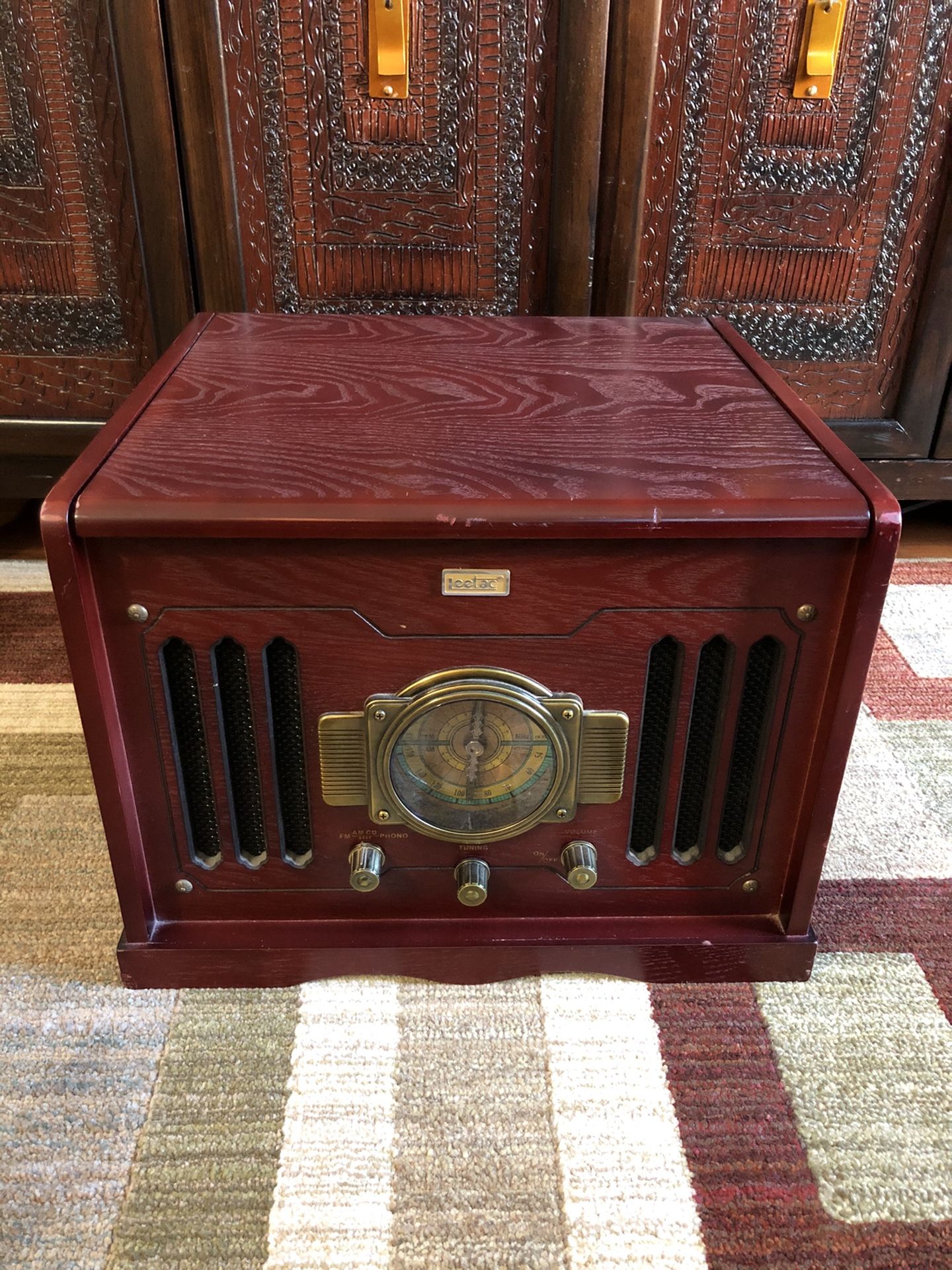 Leetac - Nostalgic Record Player Model TAP-512 Wooden Music Center CD Player/AM/FM Stereo Radio Vinyl Turntable.