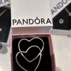 Pandora Pendientes de aro asimétricos con forma de corazón Plata de Ley.
