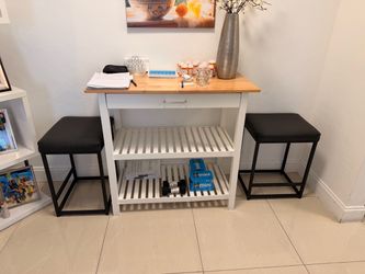 Mesa blanca con almacenamiento + 2 stools