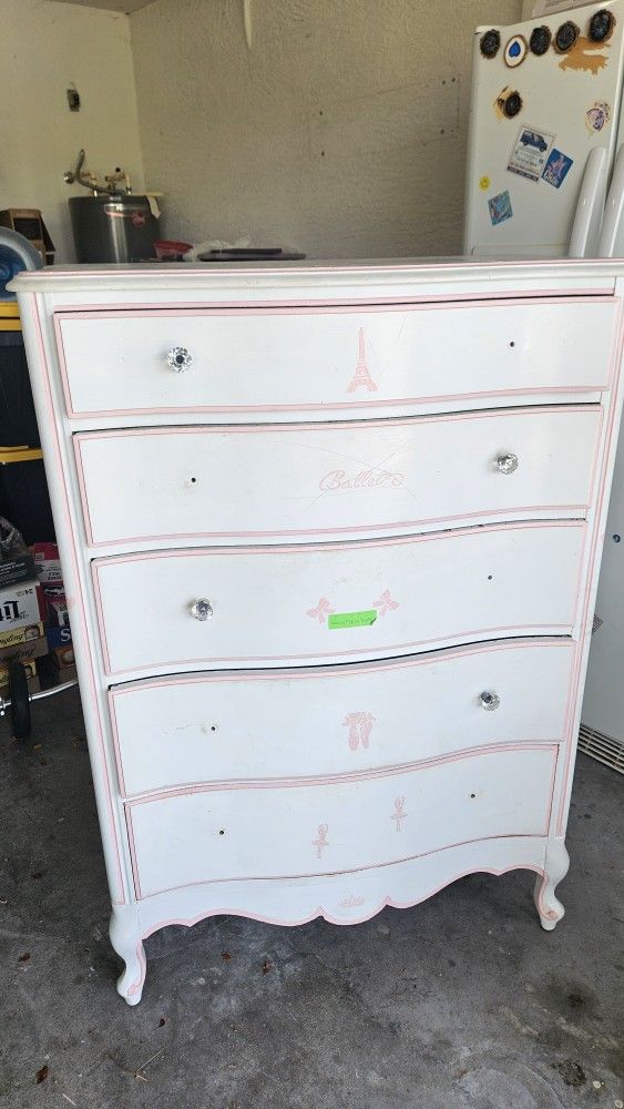 Chest of drawers.. Plenty of space..