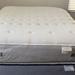 USED QUEEN SIZE SEALY POSTUREPEDIC PLUSH MATTRESS WITH BOX SPRING DELIVERY 🚚 AVAILABLE