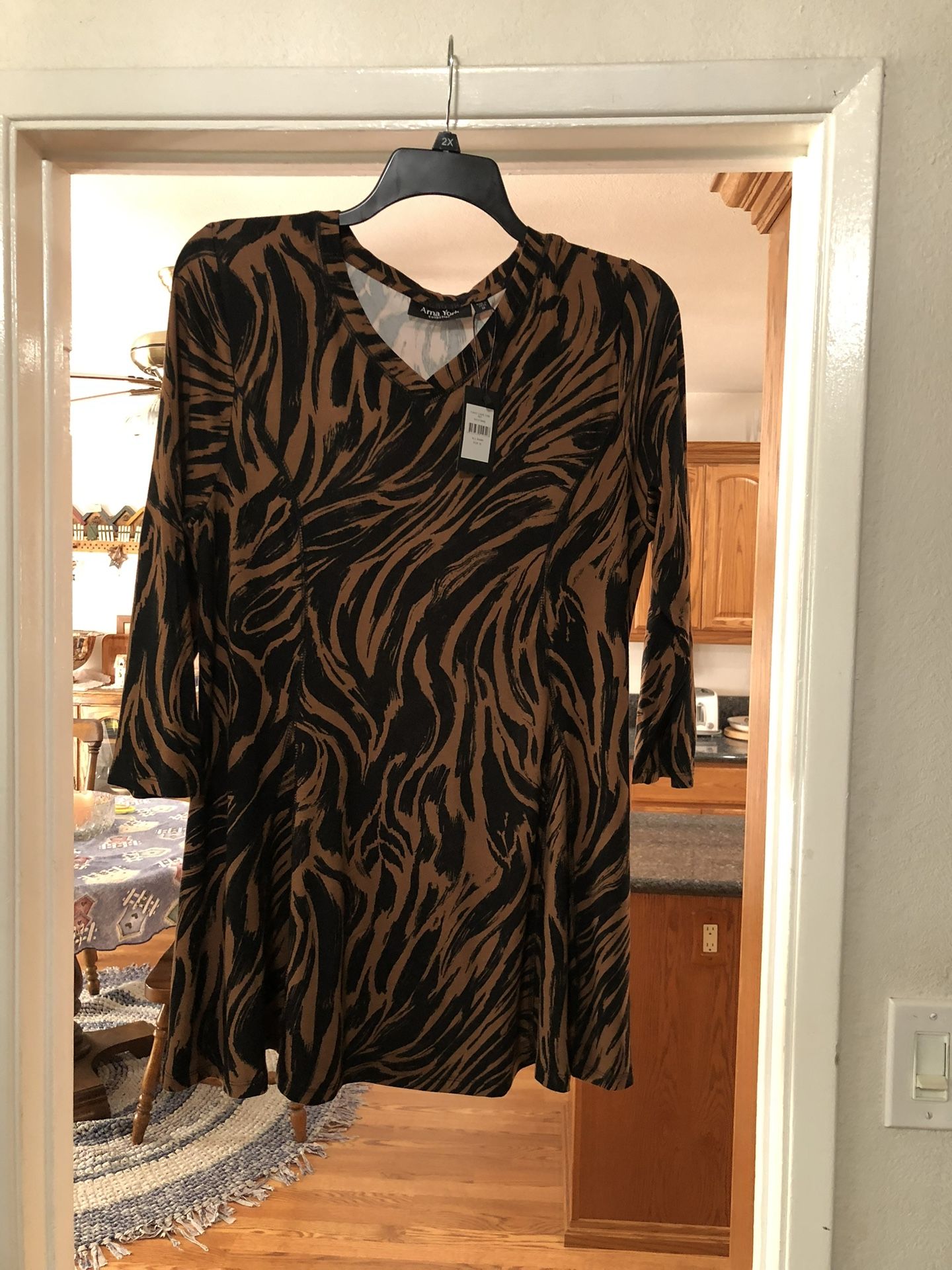 Women’s Tunic length Size 16 Top 3/4 Sleeve Length . Made of 95% Viscose and 5% Elastane. Brand new perfect condition. With tags. By Arna York.