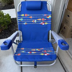 Lounge chair with phone, drink and cooler pouch in excellent condition!