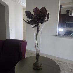TALL GLASS VASE WITH PURPLE FLOWER
