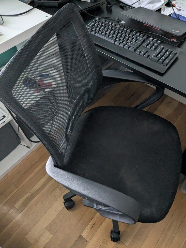 Comfortable Mesh Office Chair - Adjustable, Great Back Support