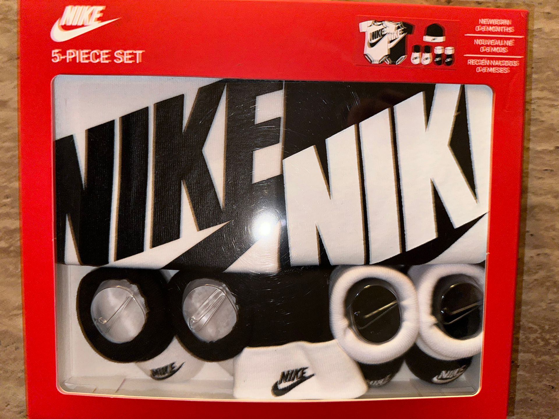 New 0-6month 5 Piece Nike Set 