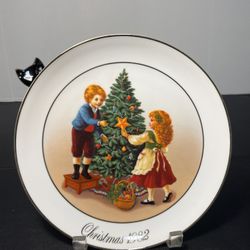 Avon Vintage 1982 Christmas Plate Keeping The Christmas Tradition 22K Gold