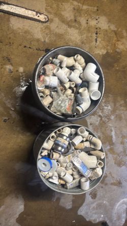 Lote de Conexiones y Accesorios de PVC – 2 Botes de 15 Galones