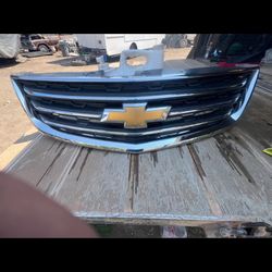 13-17 Chevrolet Traverse Front grill oem