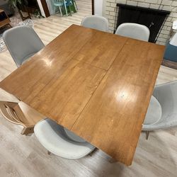 Table with hidden leaf