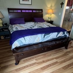 Jerome’s Solid Wood Eastern King Set, Dresser, and Nightstands 