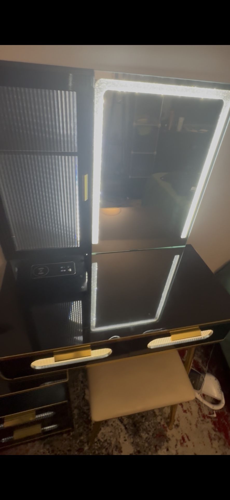 It’s Not Letting Me Upload A Video But I Am Selling A Vanity.  Message Me For A Video Or Text So I Can Send Video. Trying To Get Rid Of It Asap.