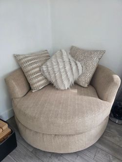 Modern Swivel Accent Chair – Excellent Condition!
