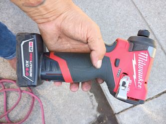 Milwaukee m12 impact driver with a 4ah battery and charger