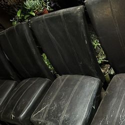 Comedor con cinco sillas las sillas necesitan arreglo