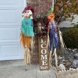 WELCOME SIGN WITH APPLE WREATH AND 2 SCARECROWS 