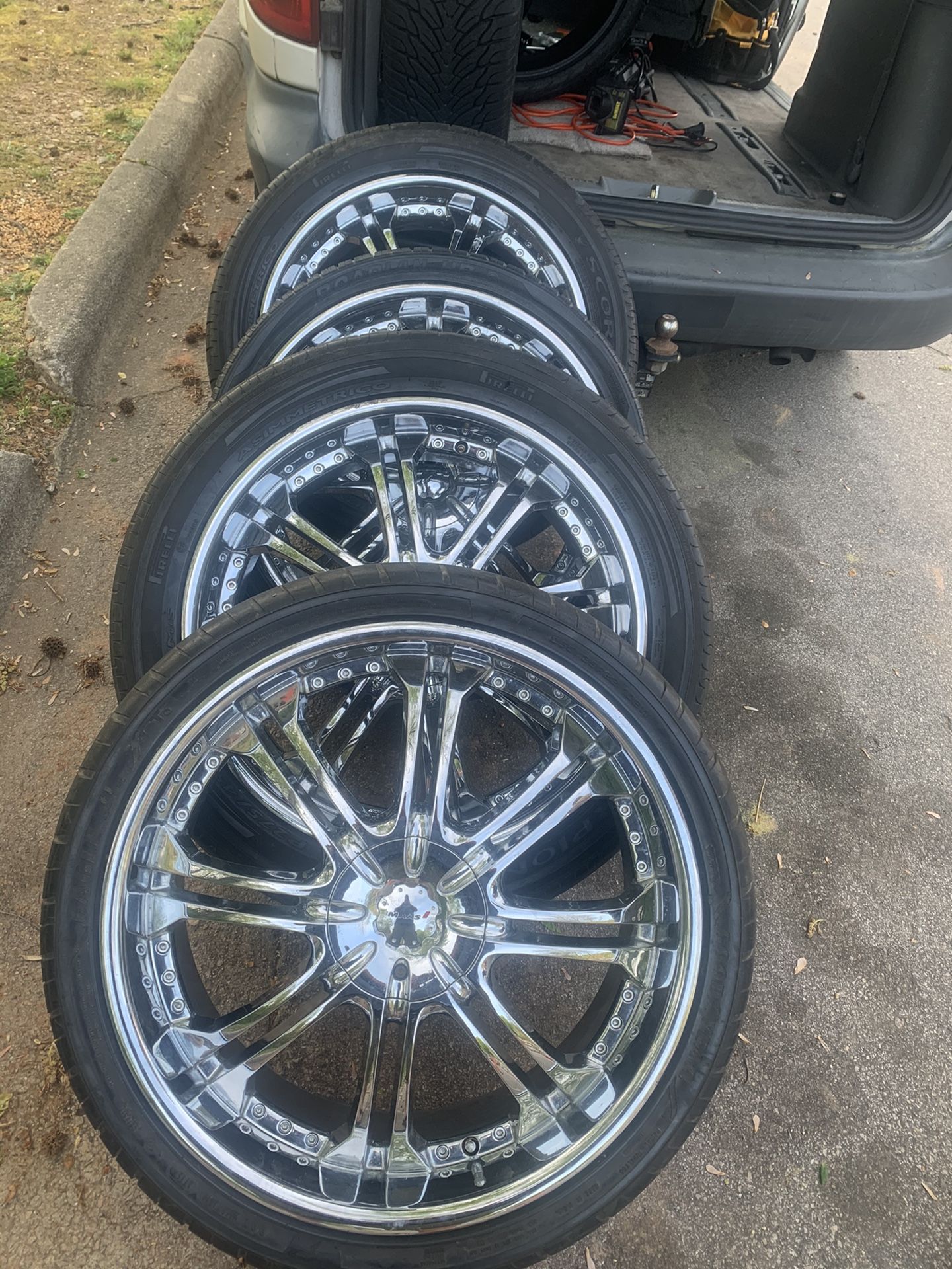 Rims Size 255/35/22 5 Lugs Universal