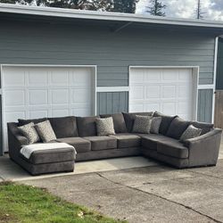 Free Local Delivery — 3-Piece Stanton (Pacific Industries) Sectional 