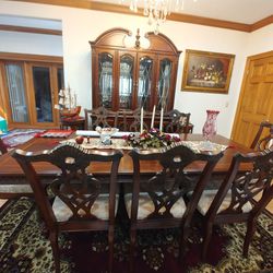 Excellent condition dining room furniture.