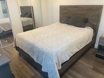 QUEEN Mattress & Headboard/Footboard 2 yr old Living Spaces