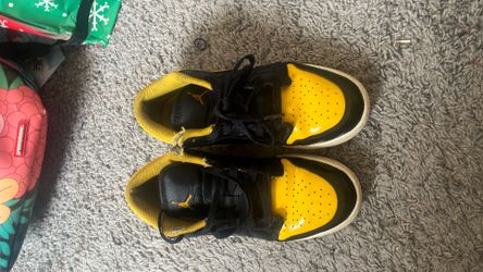 Yellow black white size 5 Jordan’s