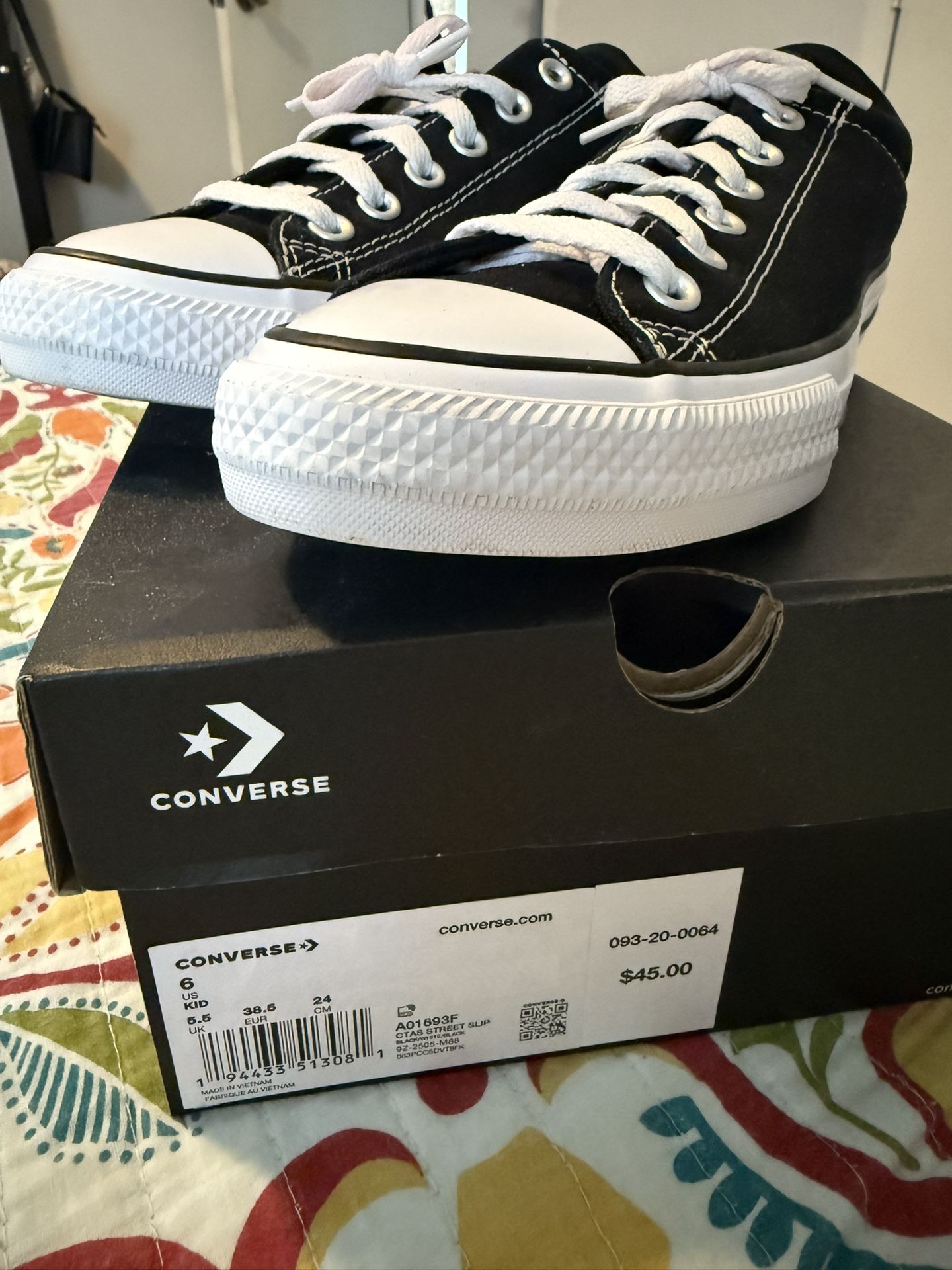 Like New-black Converse Size 6 Youth