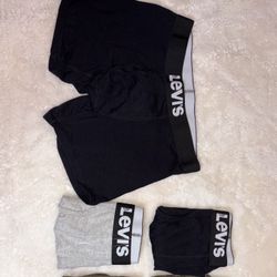Men Levis boxers size: 32-34 - read description