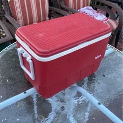 Vintage Igloo 25 Quart Cooler/Ice Chest