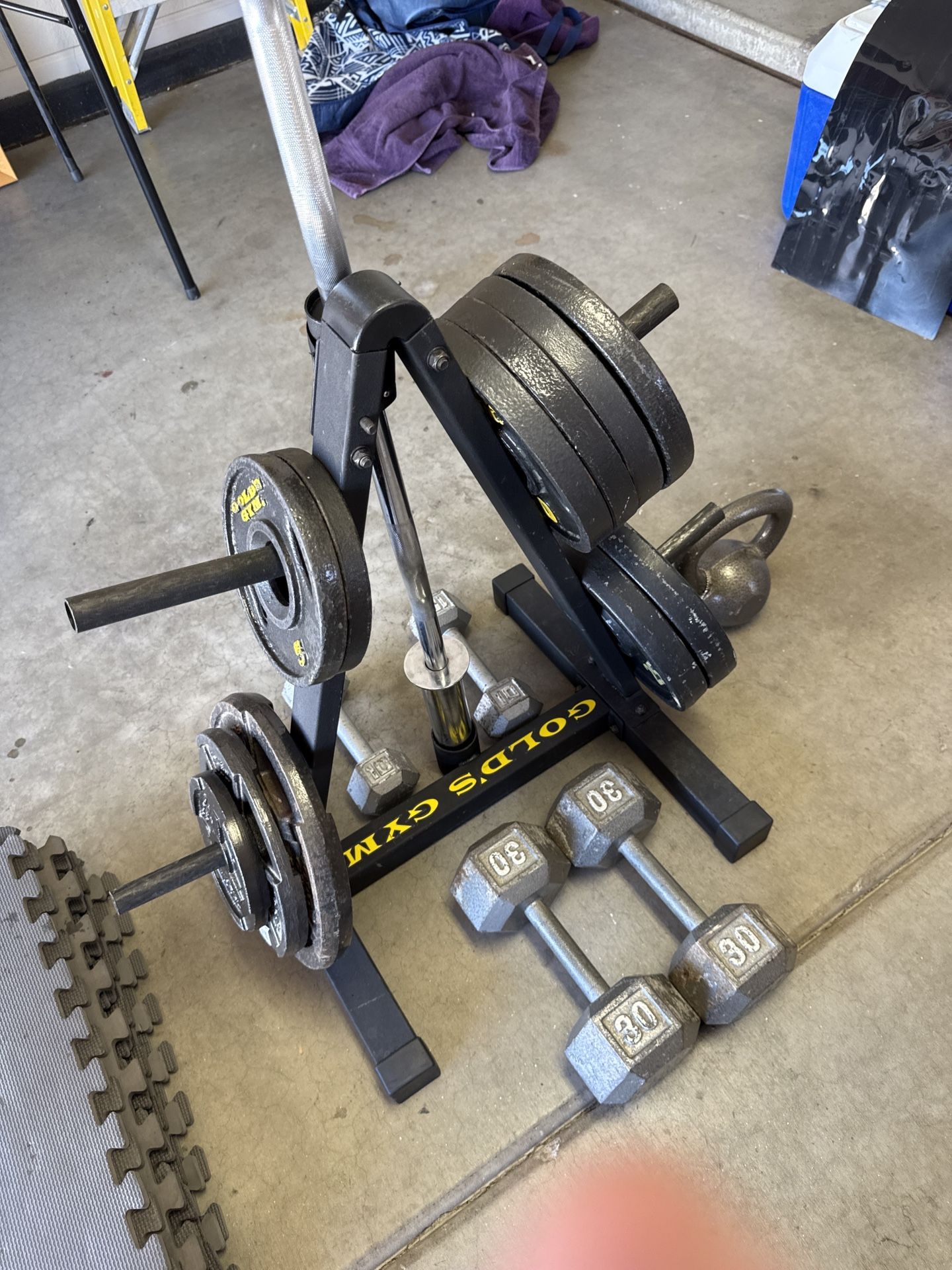 Golds Gym, Weightlifting Lot