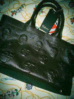 NWOT IOPELLE Italia Large Skull Embossed