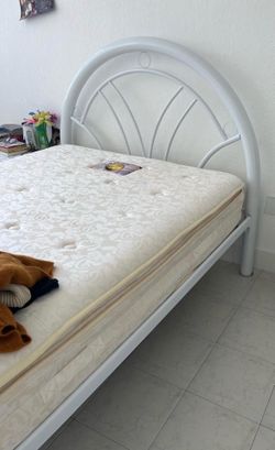Cama FULL - No incluye colchón