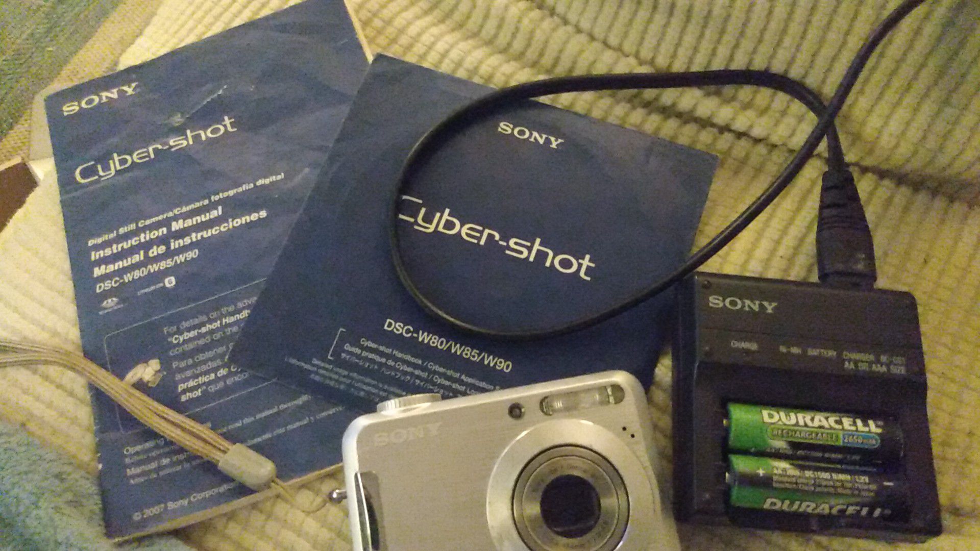Sony Cybershot Digital Camera w rechargable batteries