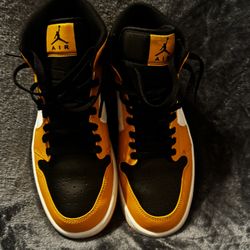 Black/ Yellow Nike Size 10.5 Women 9 Men