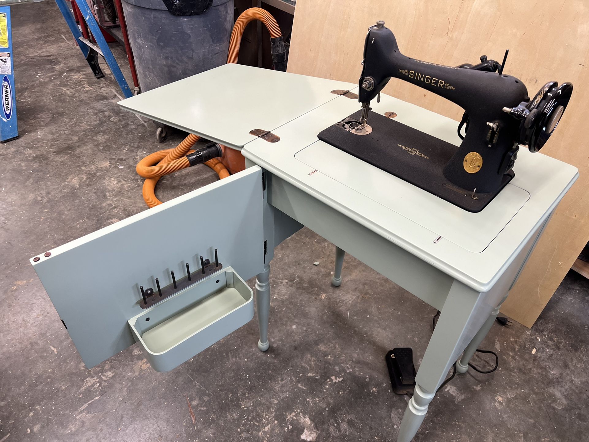 Singer Sewing Machine And Table. 