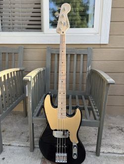 Squier Paranormal Jazz Bass '54 Electric Bass Guitar - Black/Maple