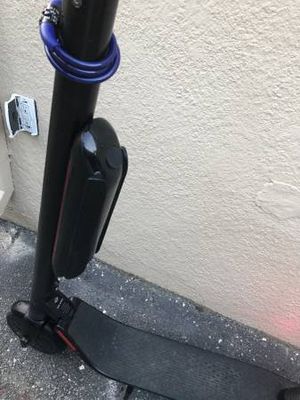 Photo Segway ES4 with extra battery 28 miles range Bluetooth. Low mileage. high performance Segway Ninebot lights underneath