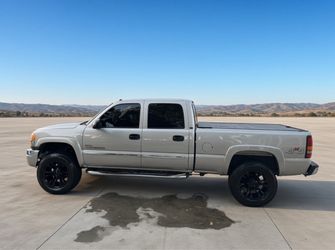 Clean 2005 GMC sierra 2500 HD