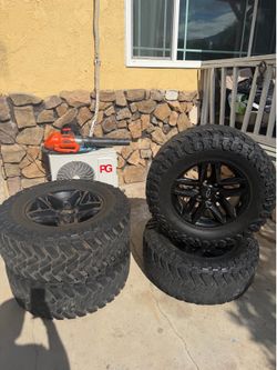 Chevrolet wheels 35X12.50R18