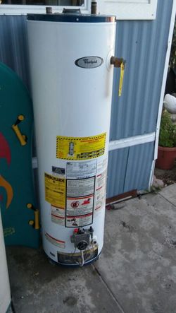 Whirlpool 30 Gal GAS Hot Water Heater Quartz Piezo Ignition . Great Shape !  for Sale in Chula Vista, CA - OfferUp