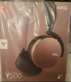 AKG Y500