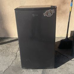 Midea Mini Fridge 