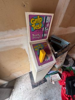 Gripper test arcade machine