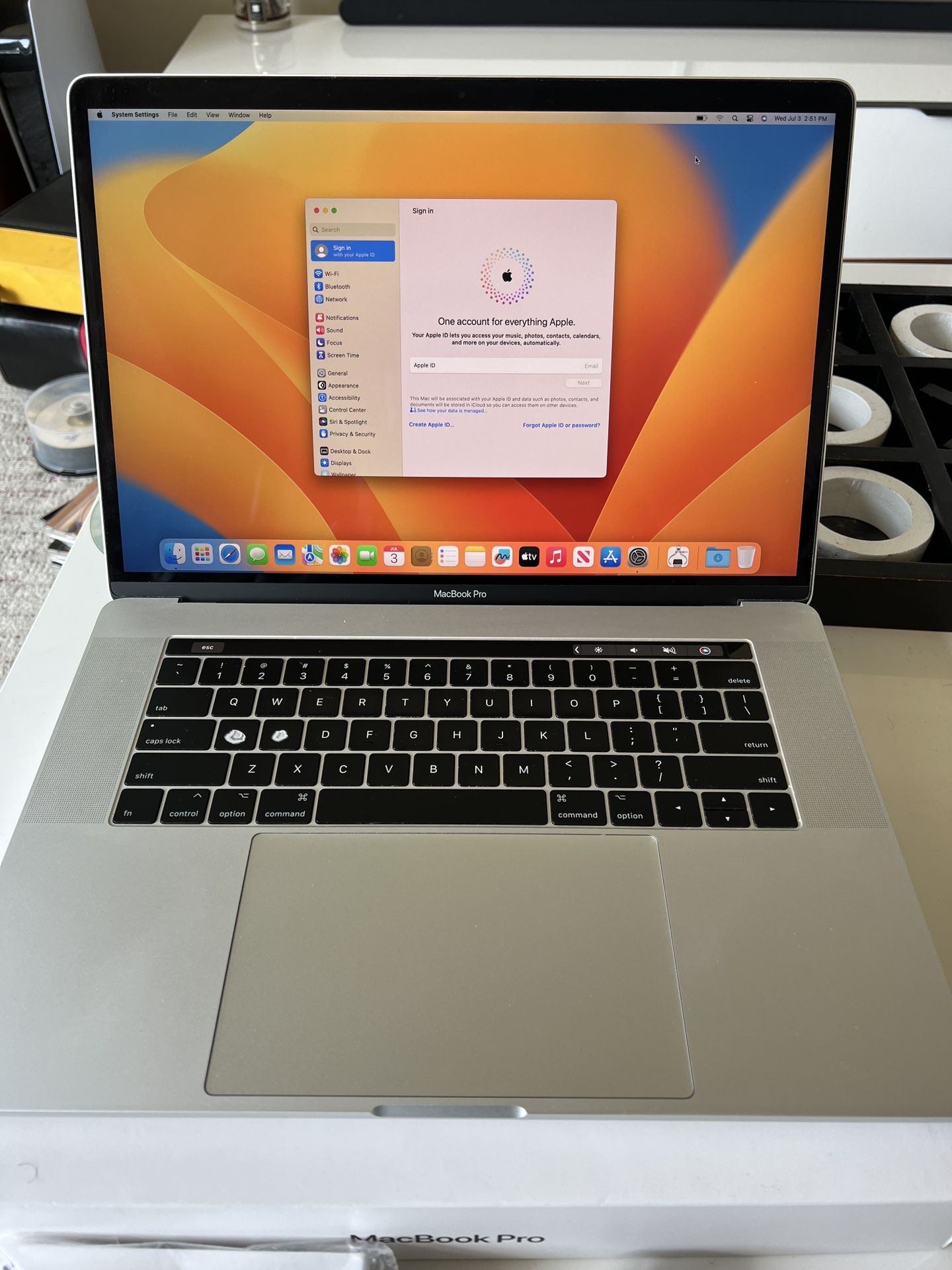 MacBook Pro, 15 inch, i7, 16gb ram, 2tb ssd