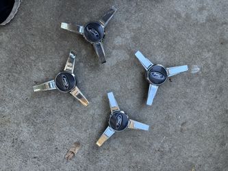 2006 Ford Mustang GT knockoffs $80