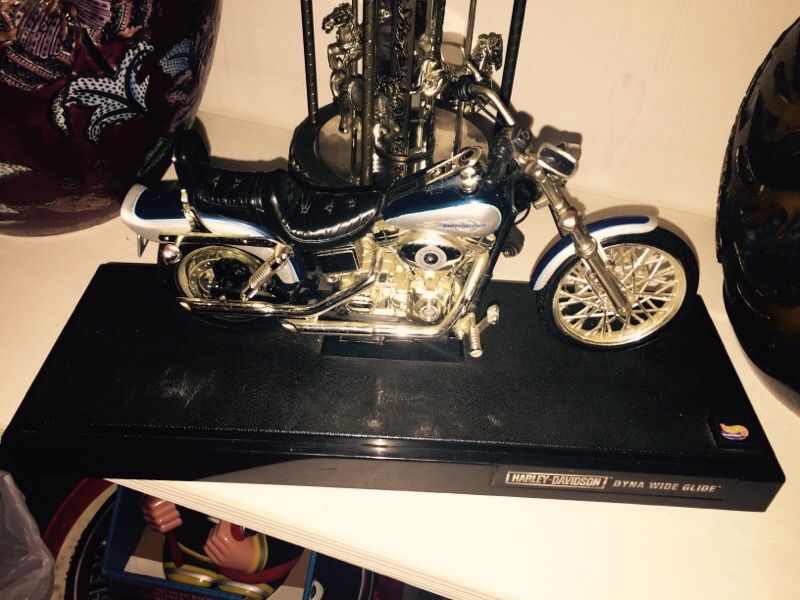 Harley Davidson dyna wide glide 1:10 motorcycle hot wheels Diecast