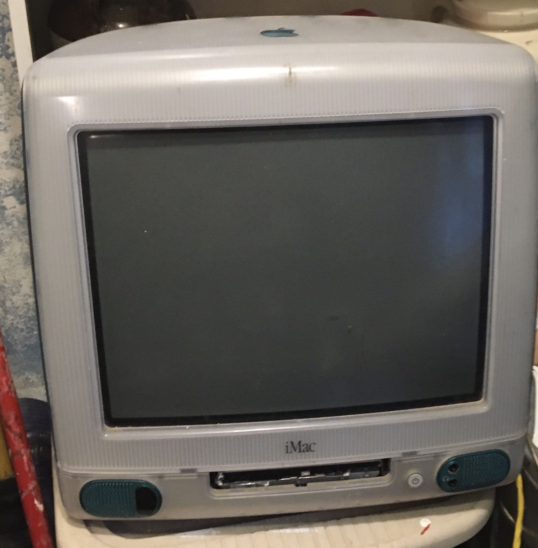 Old iMac (g3?) runs OS X 8.