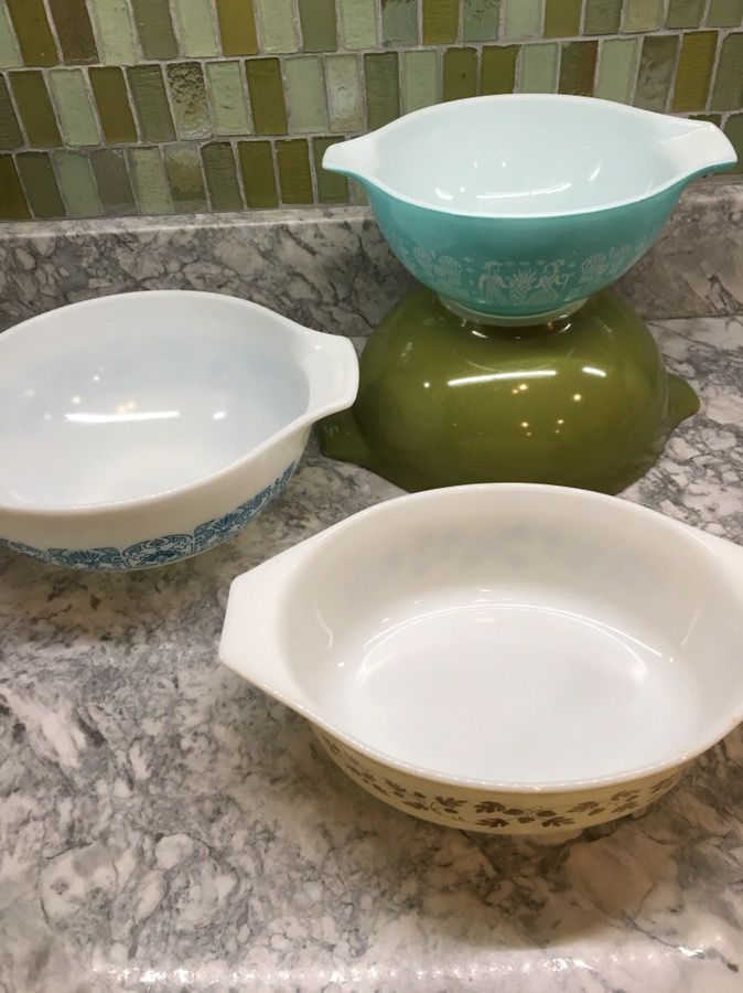 Pyrex, lot of 4 dishes