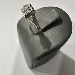 14k White  Gold  Ring  With Diamond, Beautiful Ring 2.1 Grams 